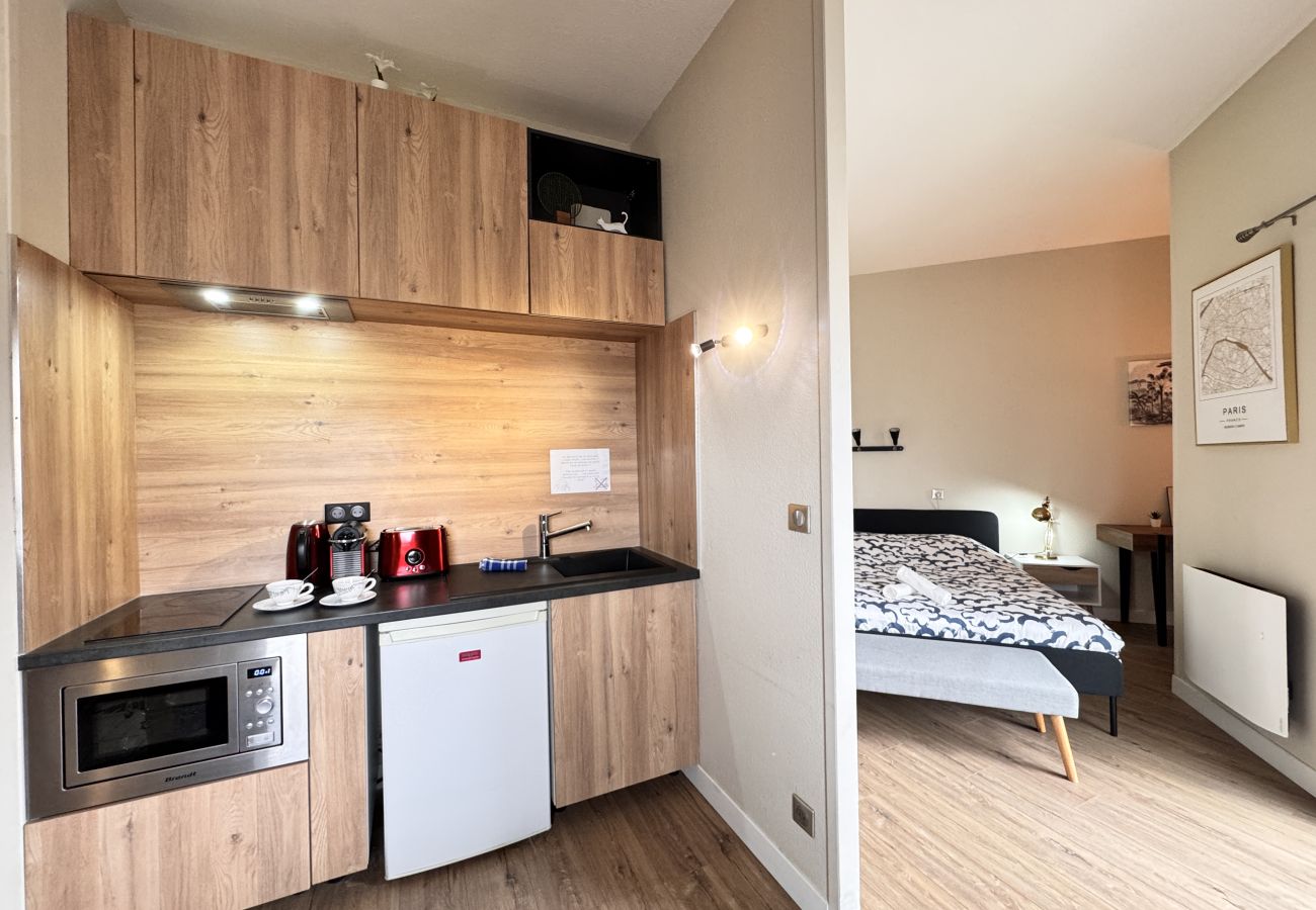 Sala de estar que da a un dormitorio. 