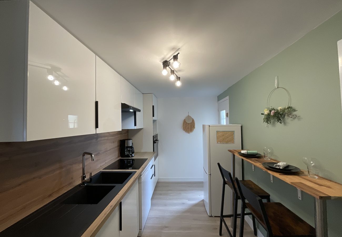 Cocina totalmente equipada, zona de comedor, utensilios de cocina