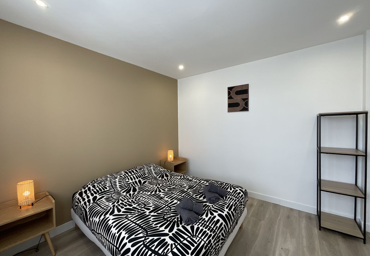 Dormitorio, cama doble, luminoso