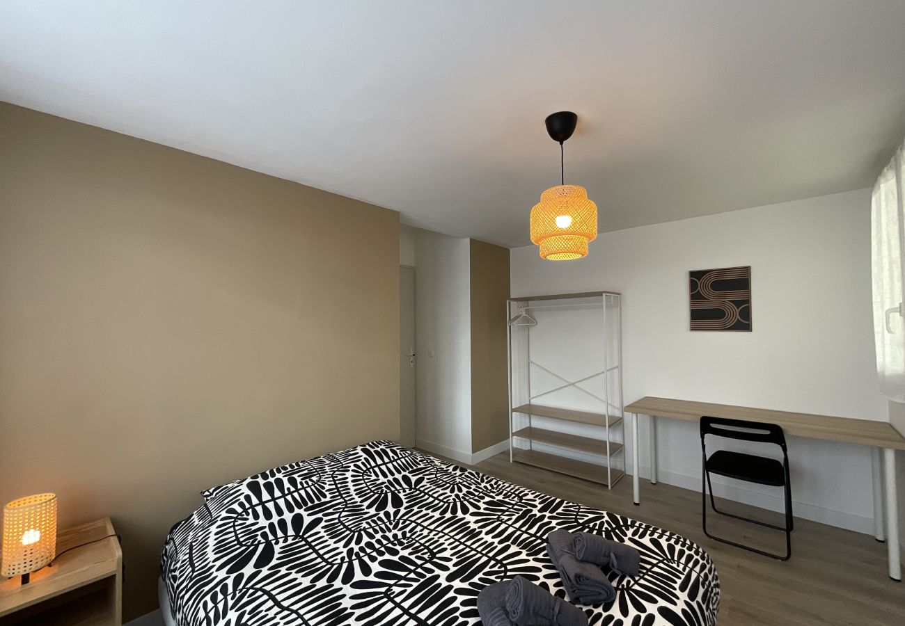 Zona de dormir, cama doble, escritorio, perchero