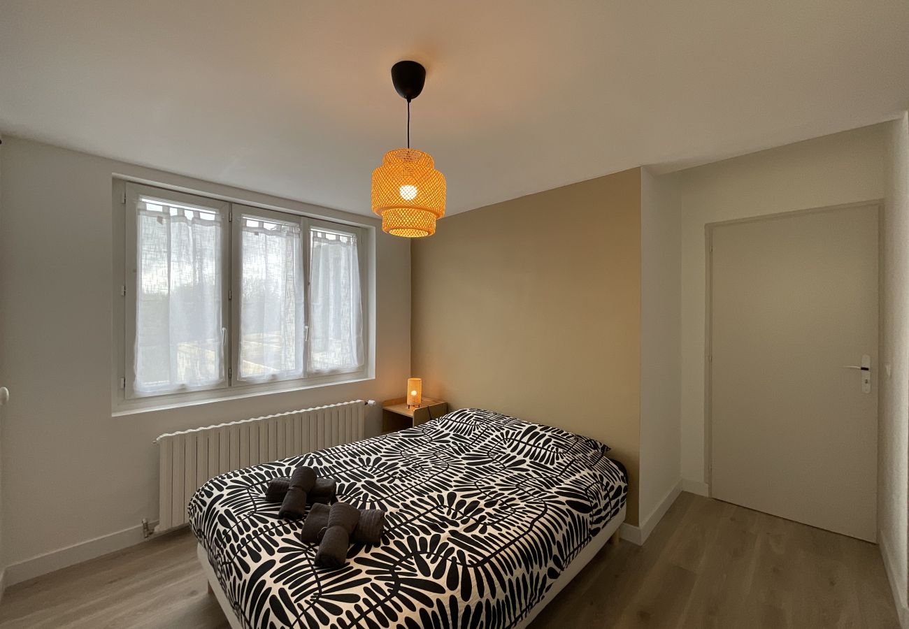 Dormitorio, cuarto de baño con ducha, estudio, trastero