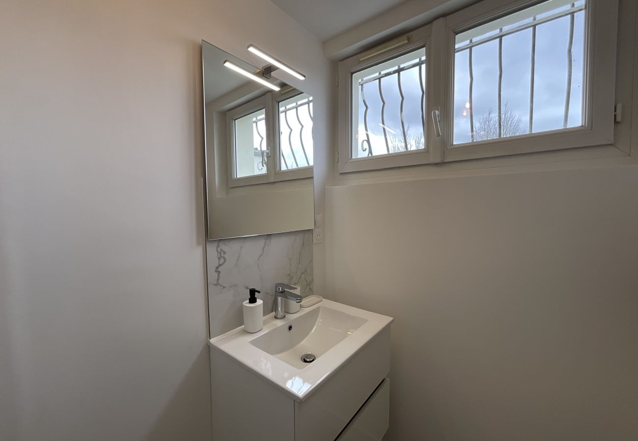 Cuarto de baño con ducha y lavabo