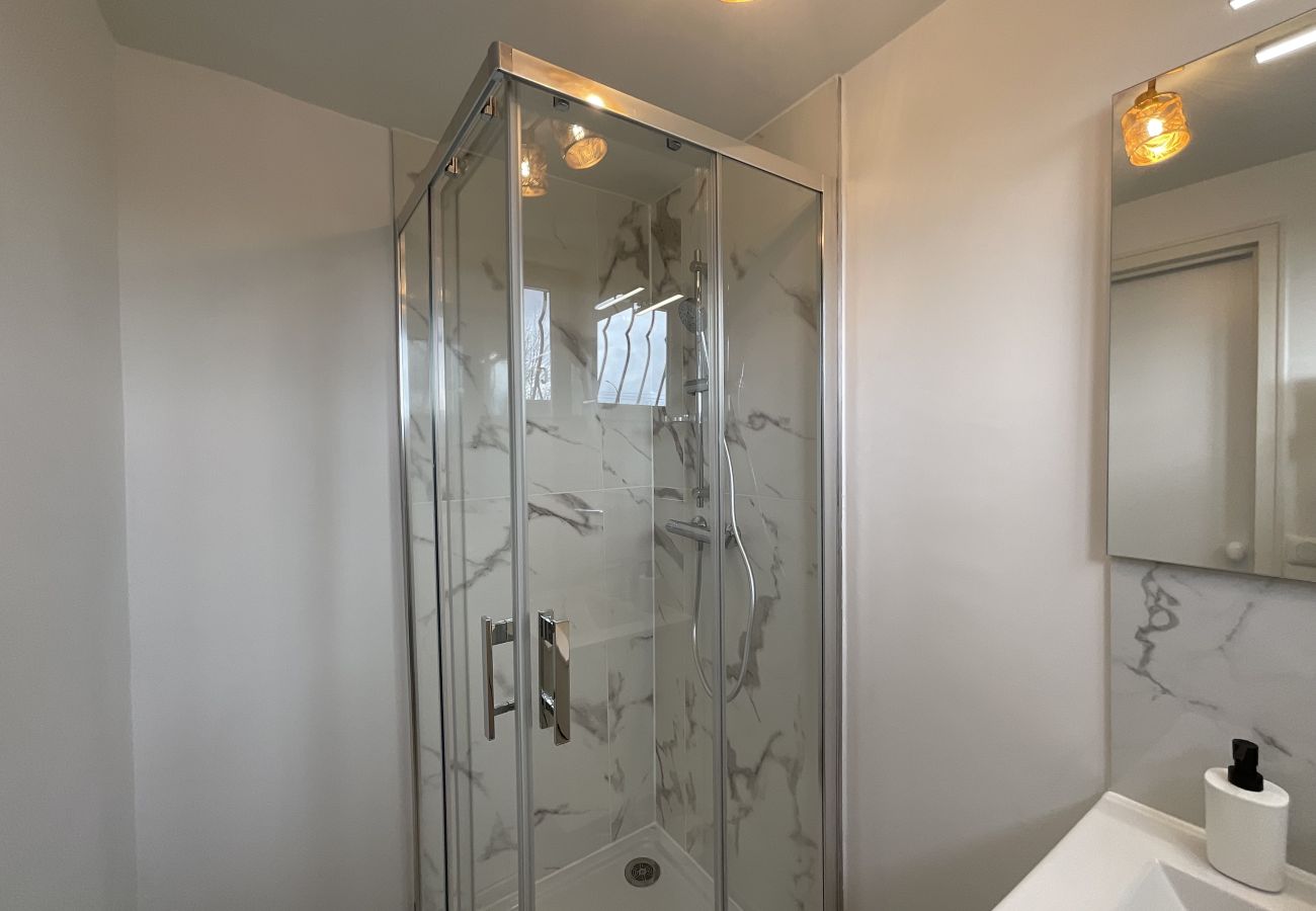 Cuarto de baño con ducha y lavabo 