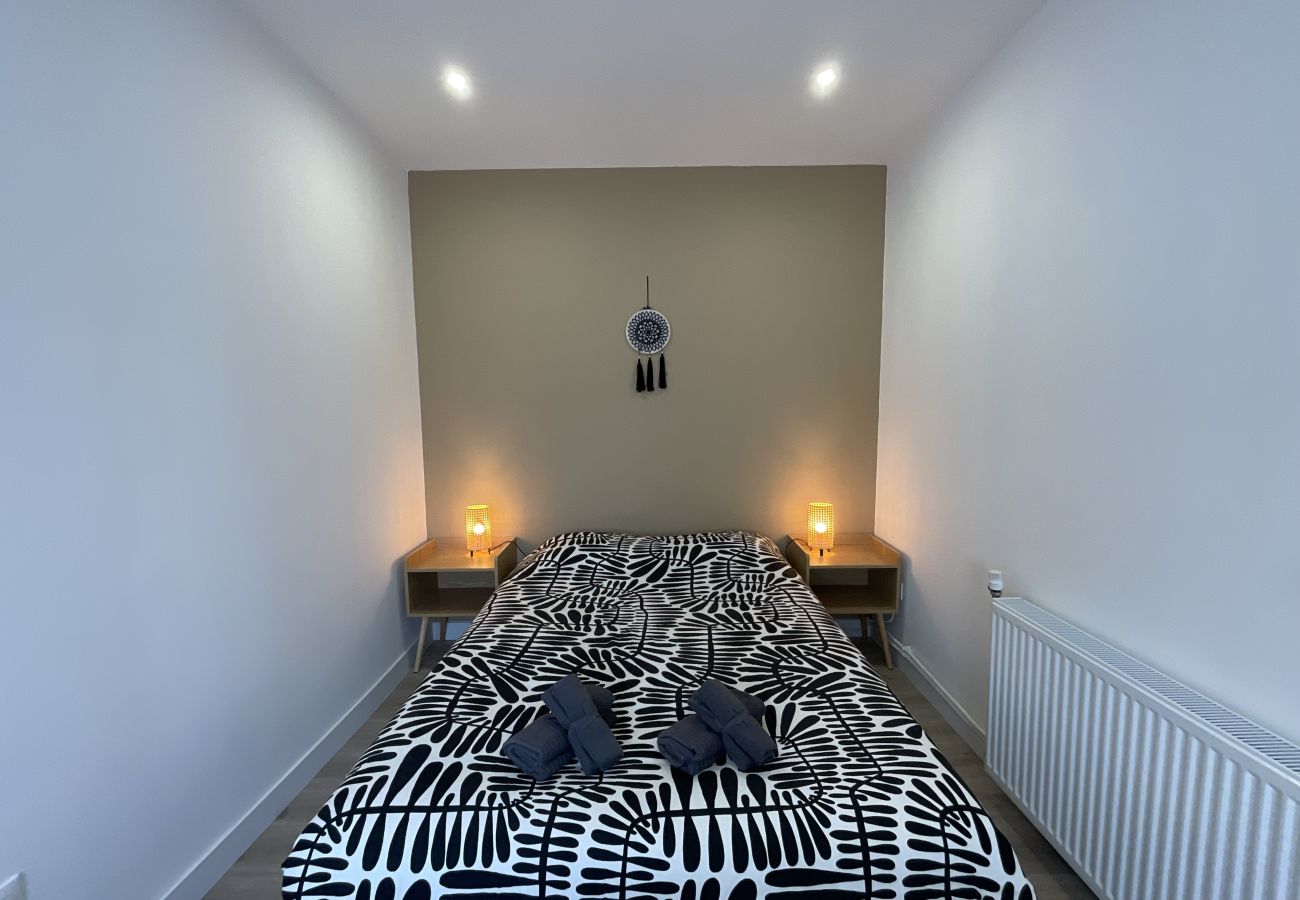 Dormitorio, cama doble, cómoda
