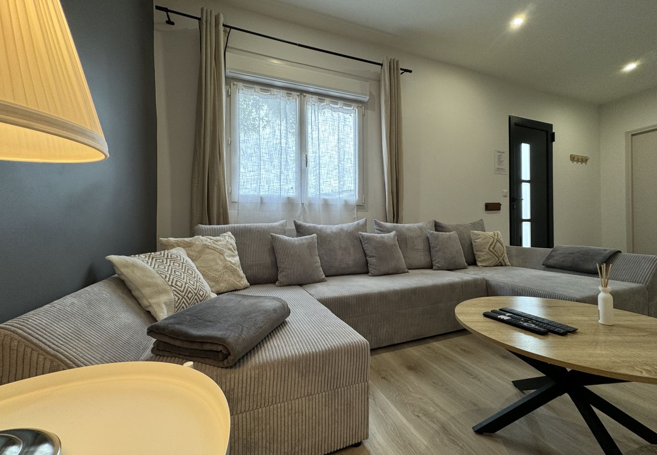 Salón, sofá, mesa de centro 