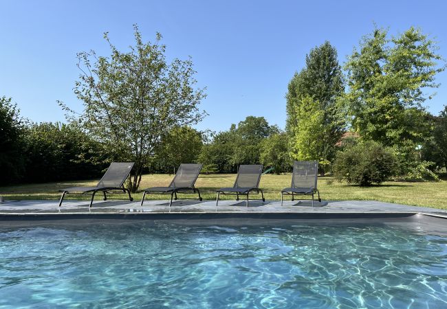 Casa en Domfront-en-Champagne - L'Oasis Familiale - Piscine - Parking - 10p