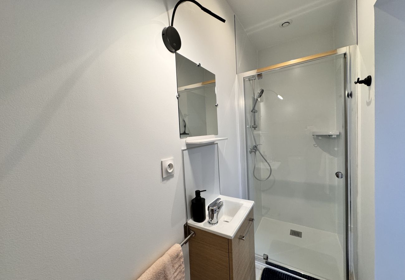 Ducha y lavabo. 