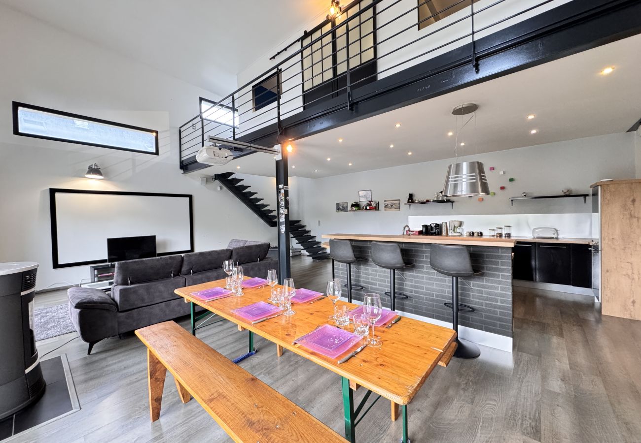 Sala, comedor y cocina equipada.