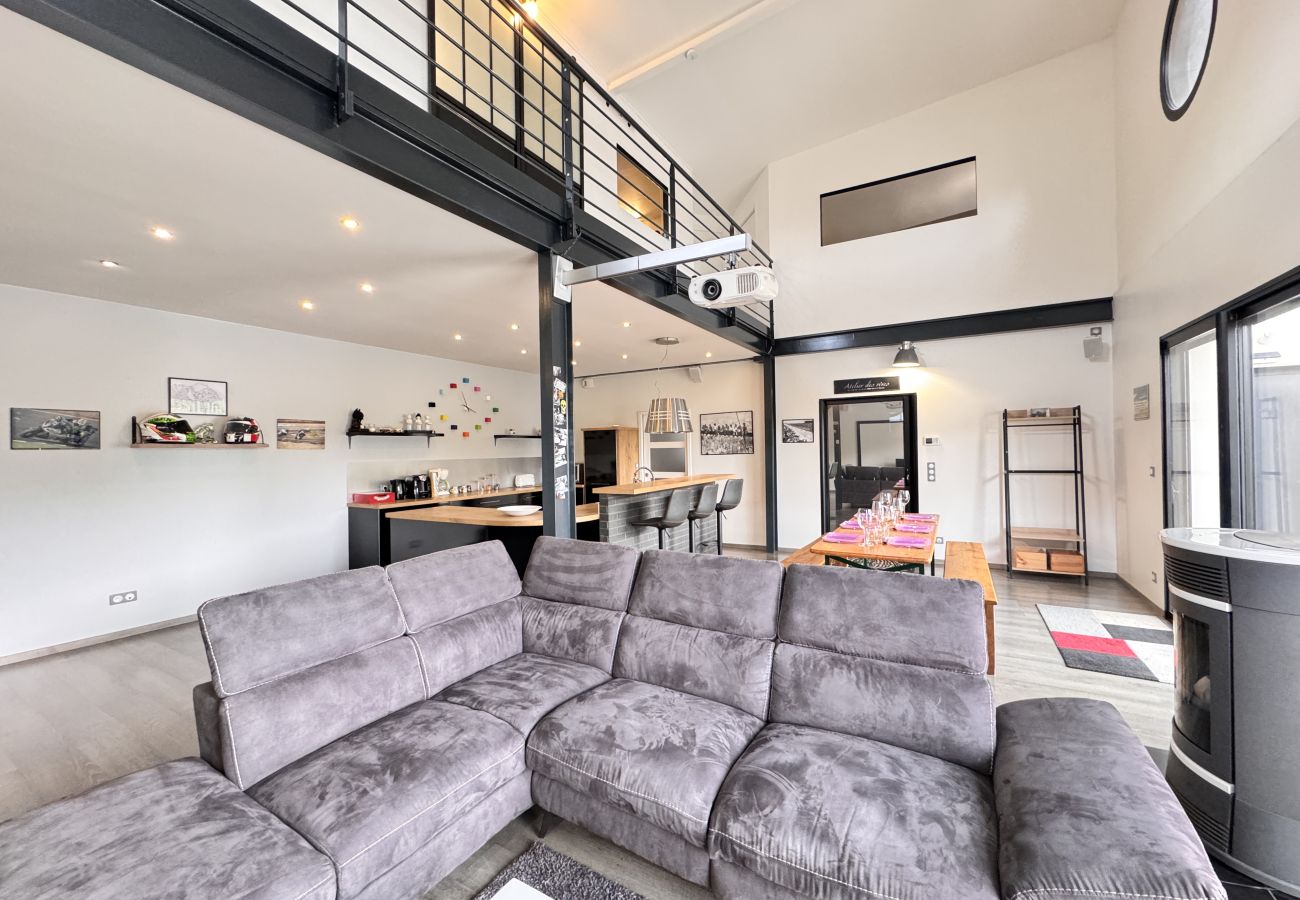 Sala de estar con sala y comedor.