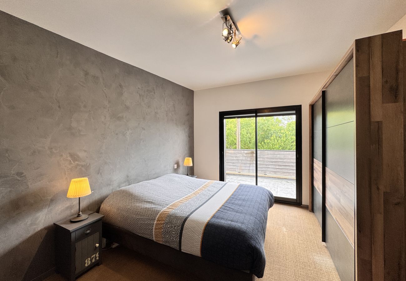 Habitación con balcón.