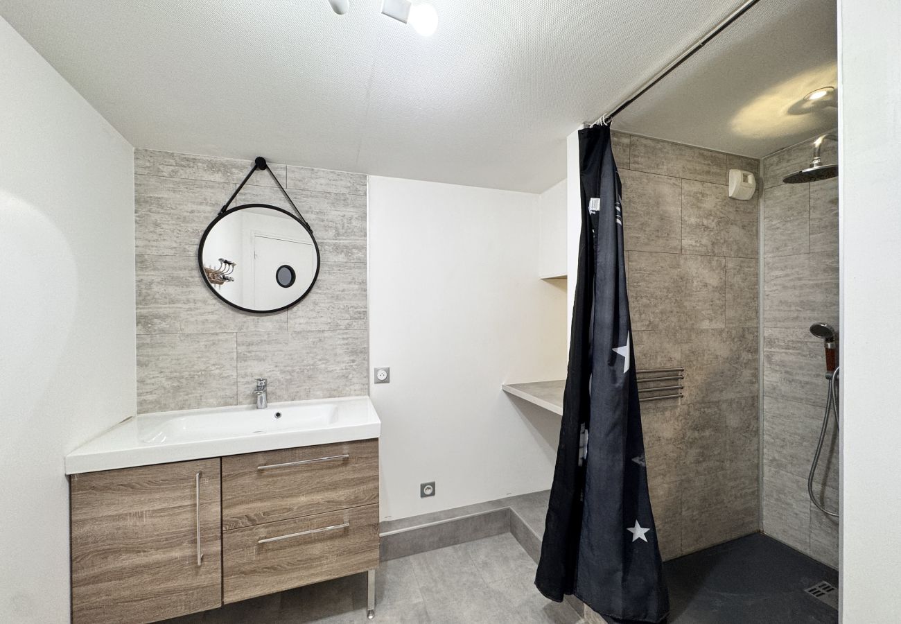 Cuarto de baño con ducha.
