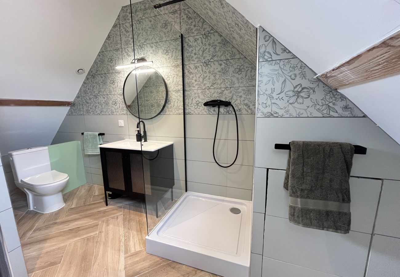 Moderno cuarto de ducha.