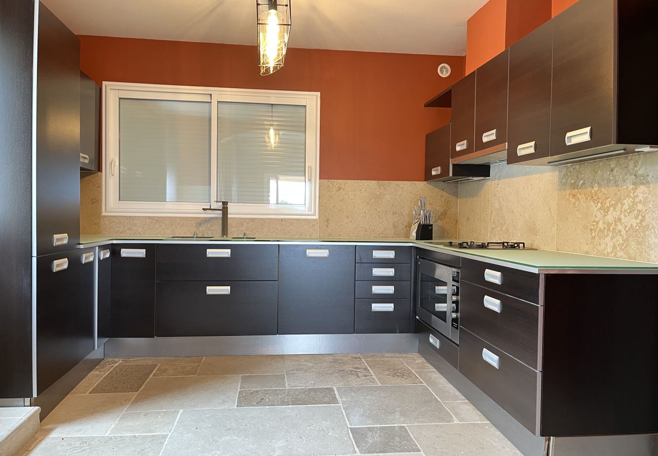 Cocina completamente equipada.