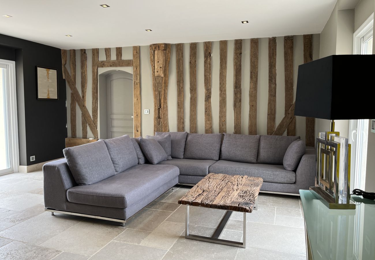 Salón acogedor y moderno.