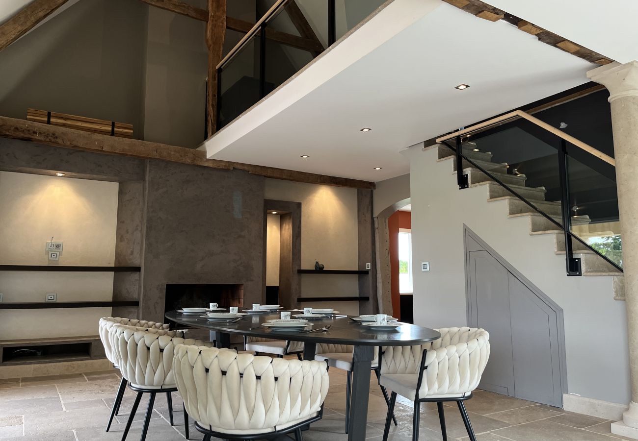 Amplio y moderno salón.