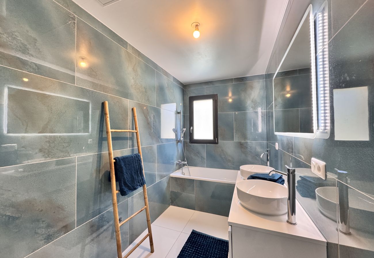 Bañera y ducha.