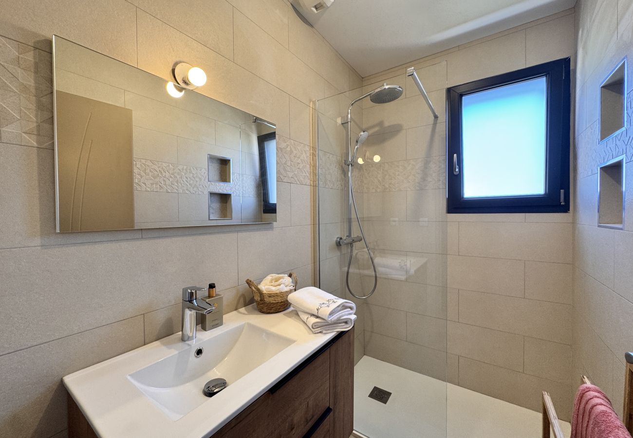Mueble de ducha y lavabo.