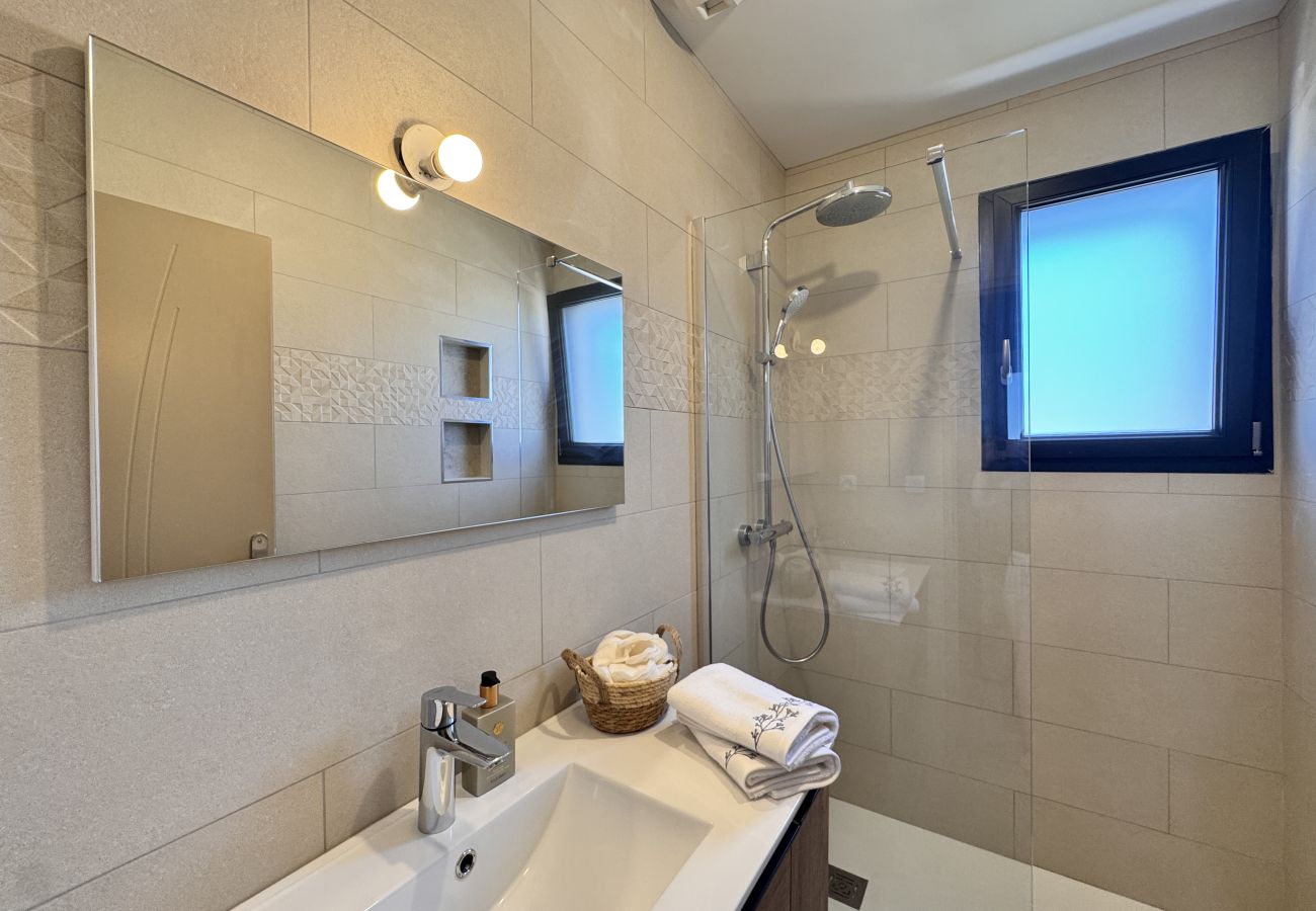 Ducha y mueble vasco.