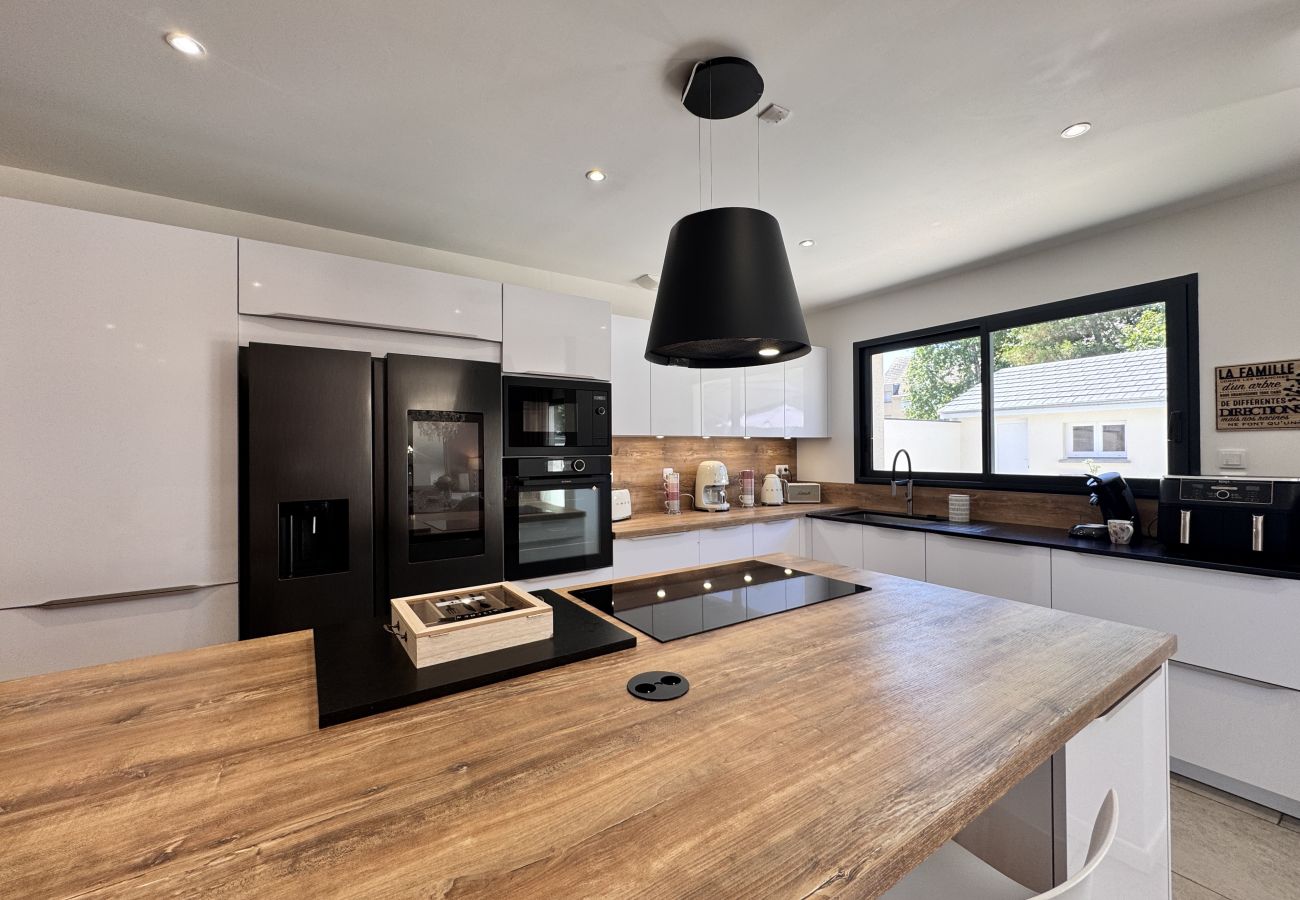 Cocina con frigorífico conectado.