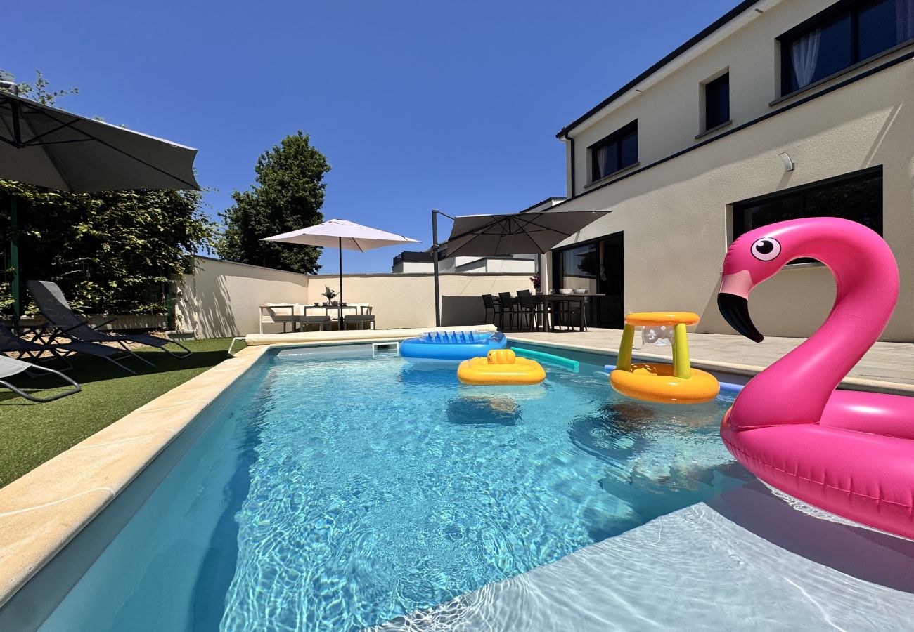 Piscina con flotadores.