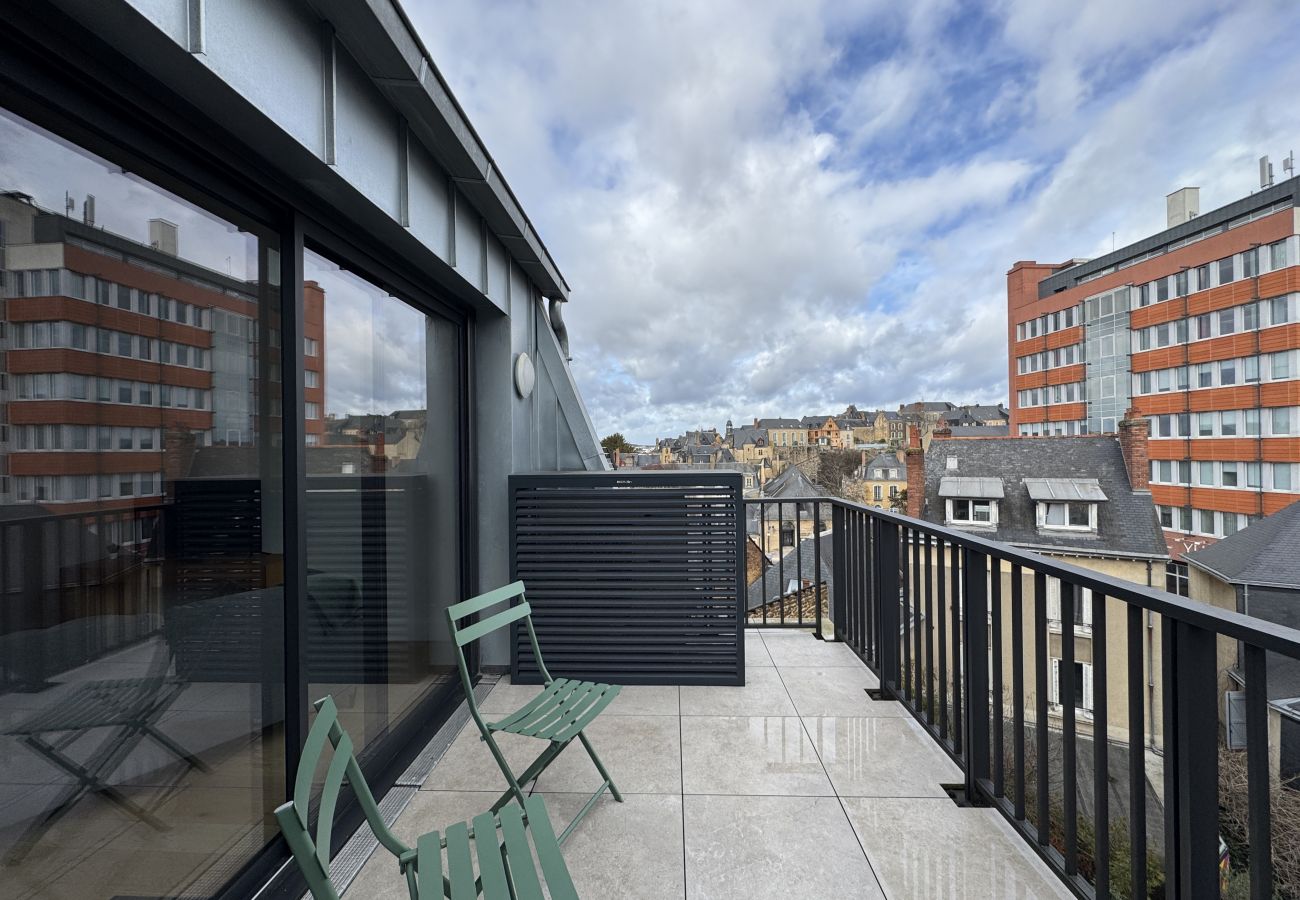 Terraza con mesa para comer. 