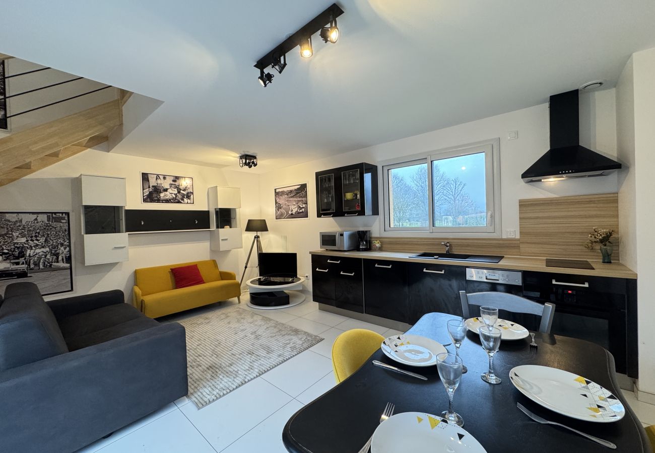 Sala de estar con sofá cama. 