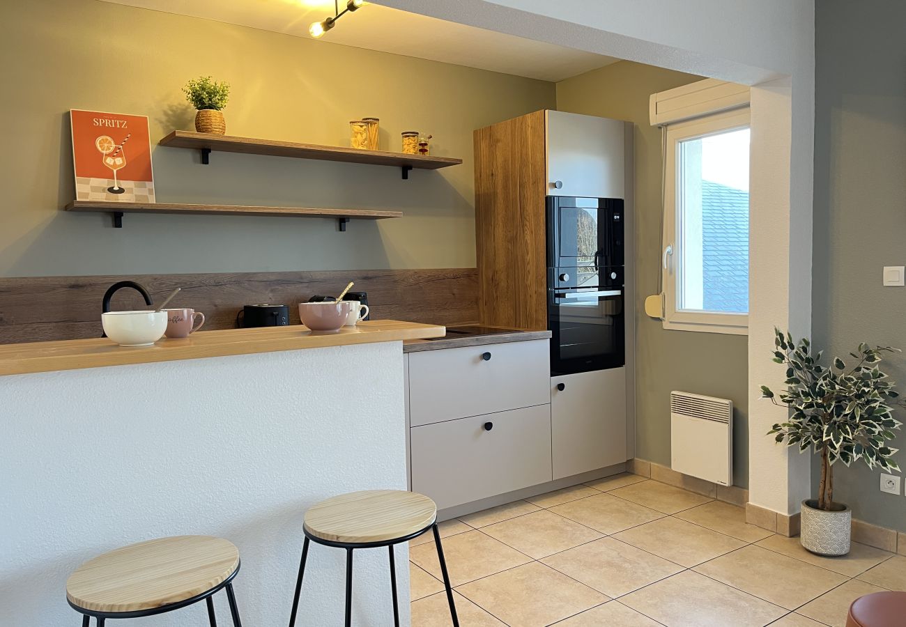 Cocina con barra alta 