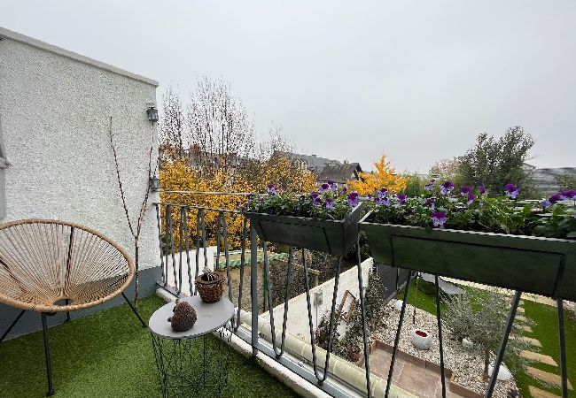 Balcon, coin détente, jardin arboré 