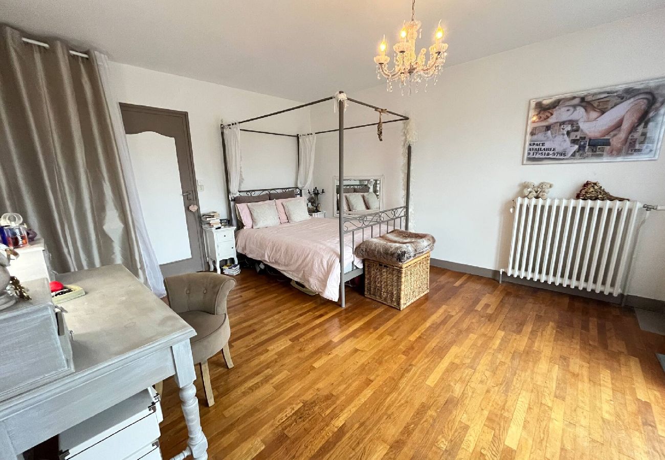 Espace nuit avec lit double, coiffeuse et dressing. 