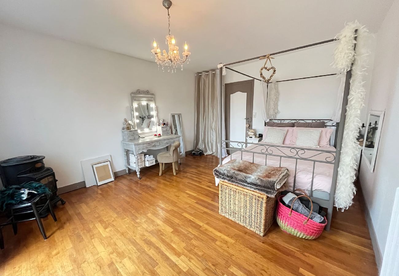 Espace nuit, lit double, coiffeuse, dressing