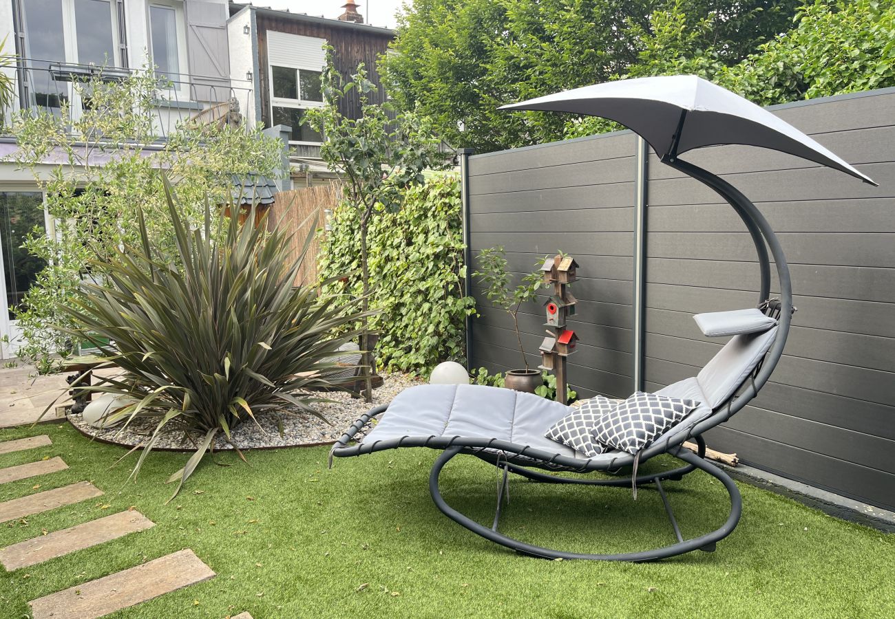 Jardin arboré, clôture intégrale, chaise longue