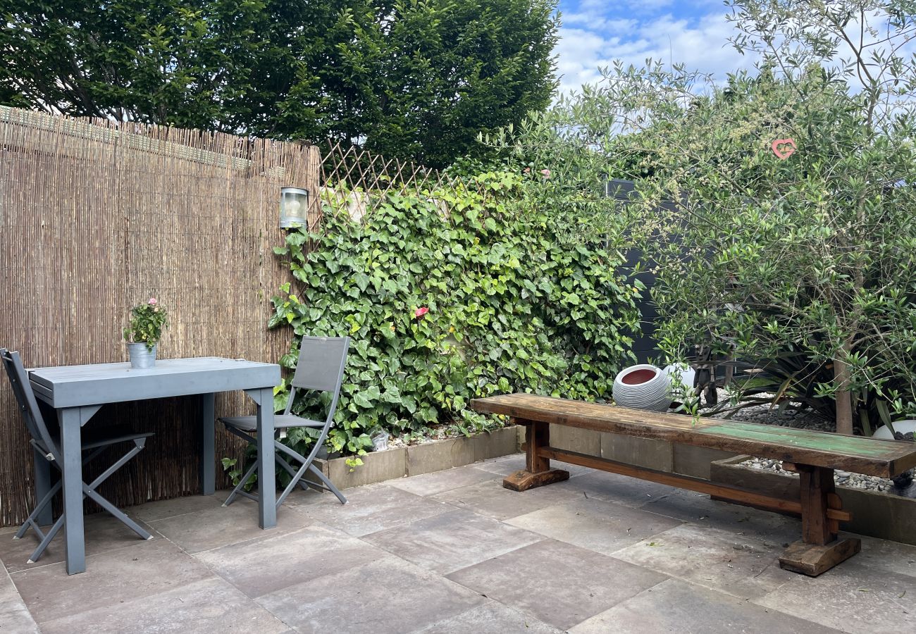 Terrasse avec table dépliable et barbecue