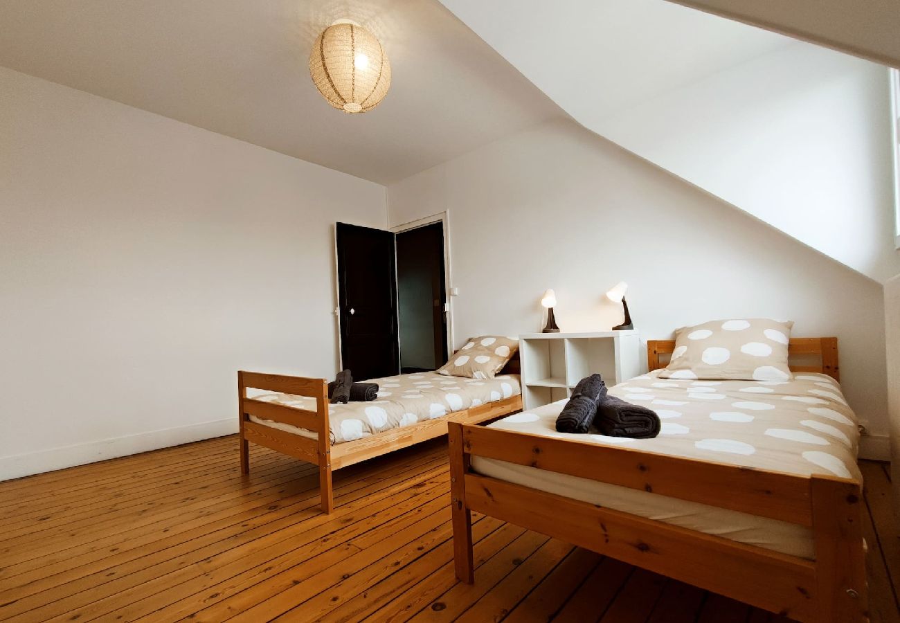 Chambre, lit simple, rangement 