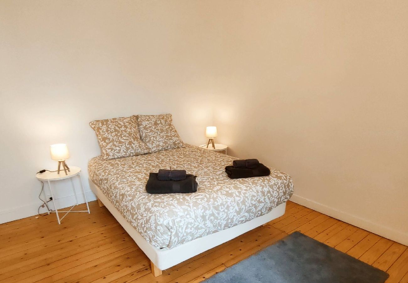 Chambre, lit, serviettes 