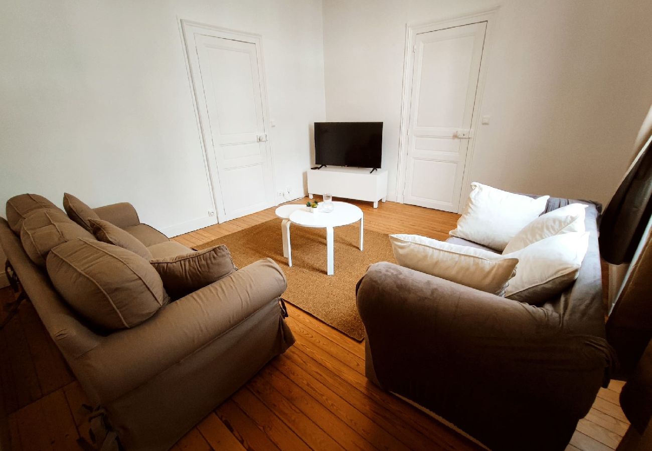 Salon, canapé, télévision 