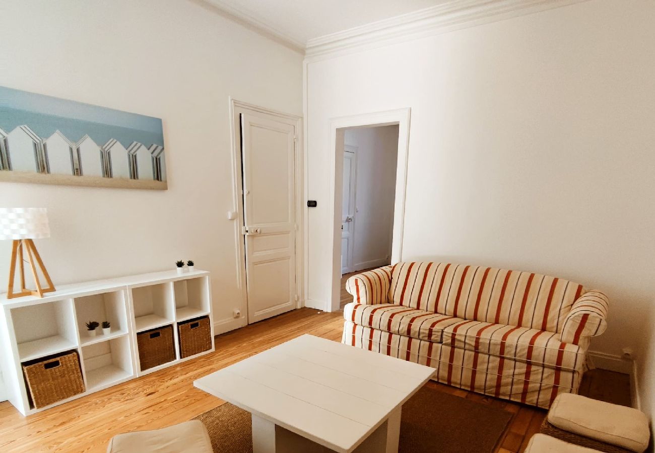 Salon, canapé, pouf
