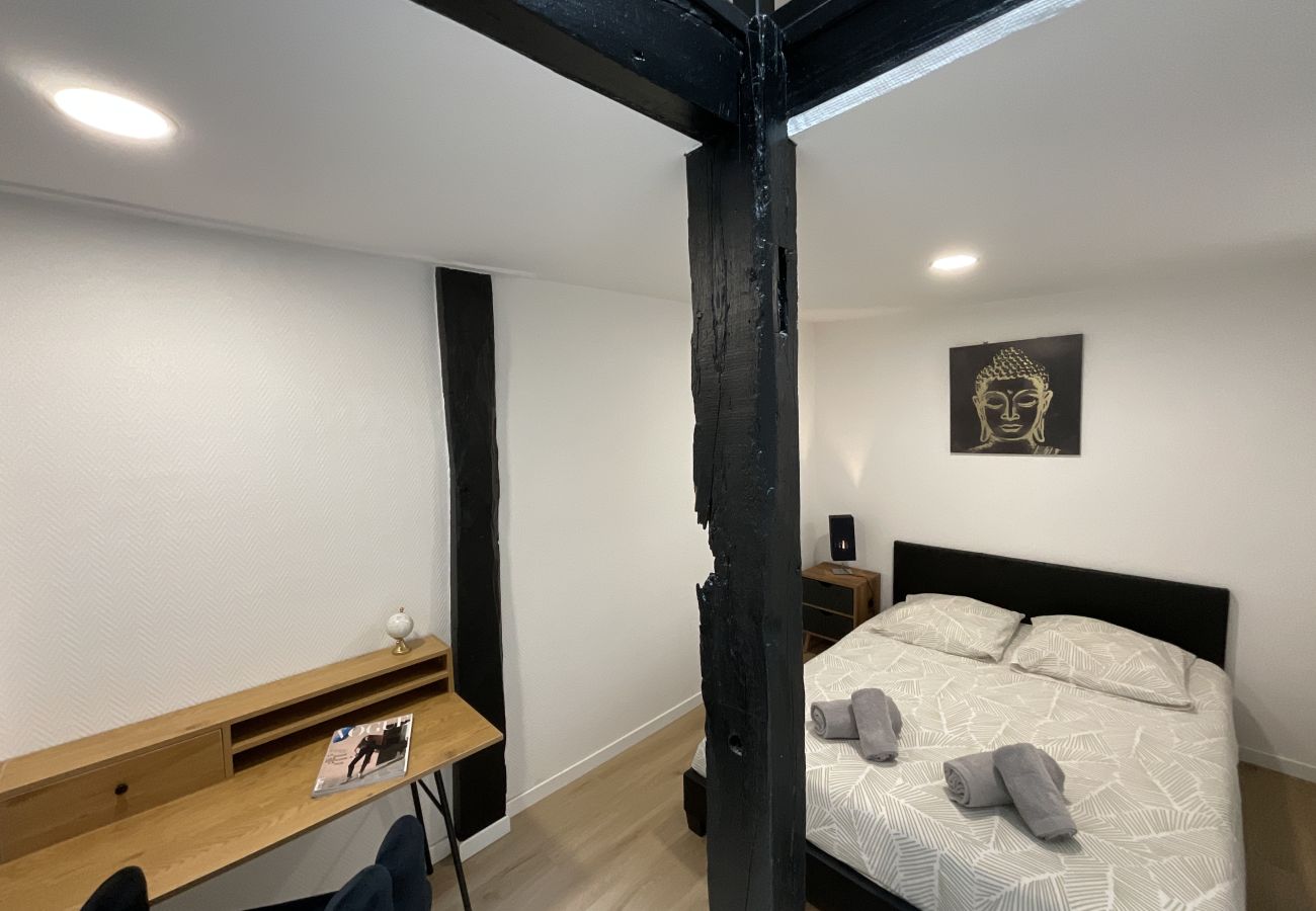 Chambre, lit double, bureau 