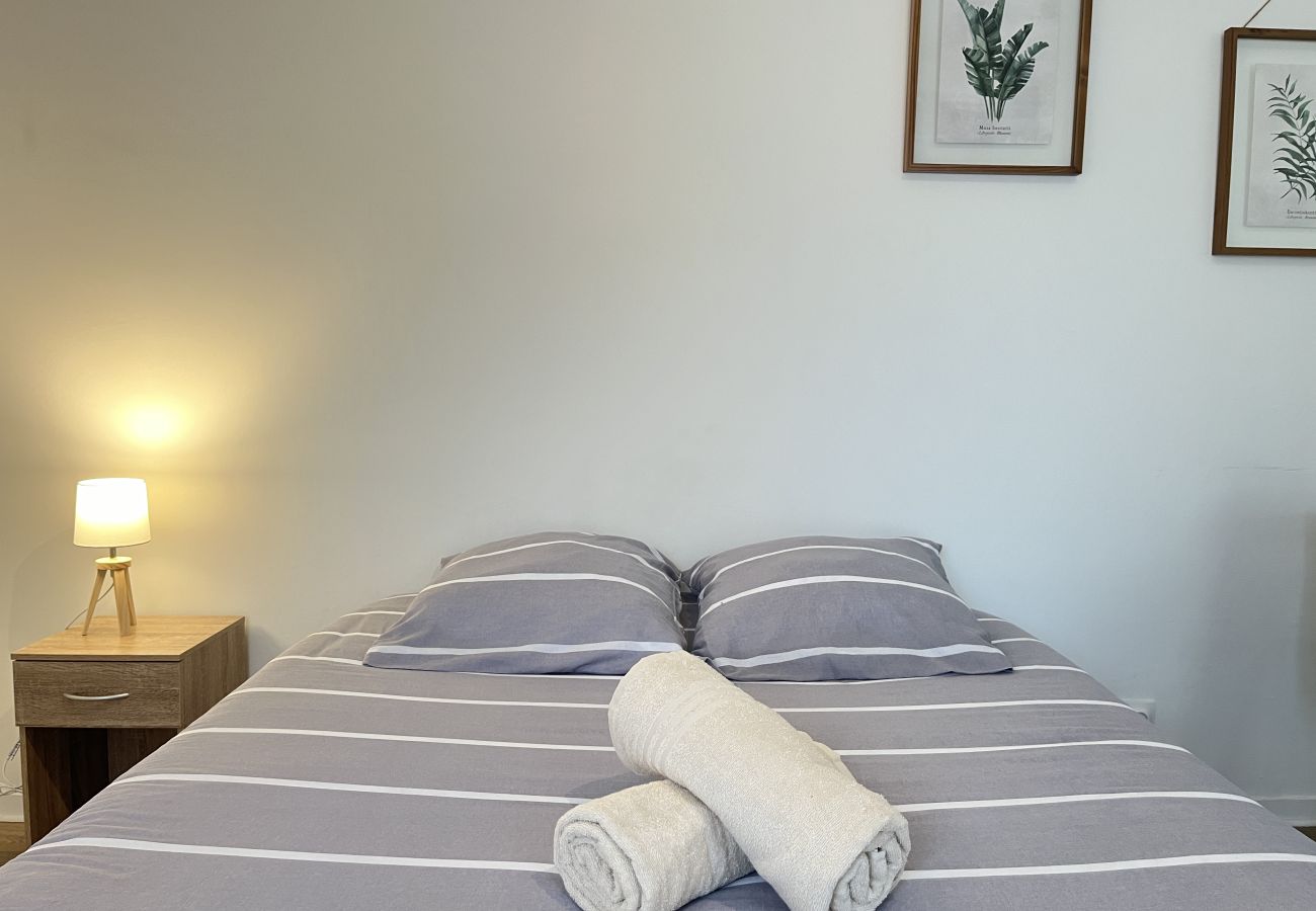 Chambre, lit, serviettes