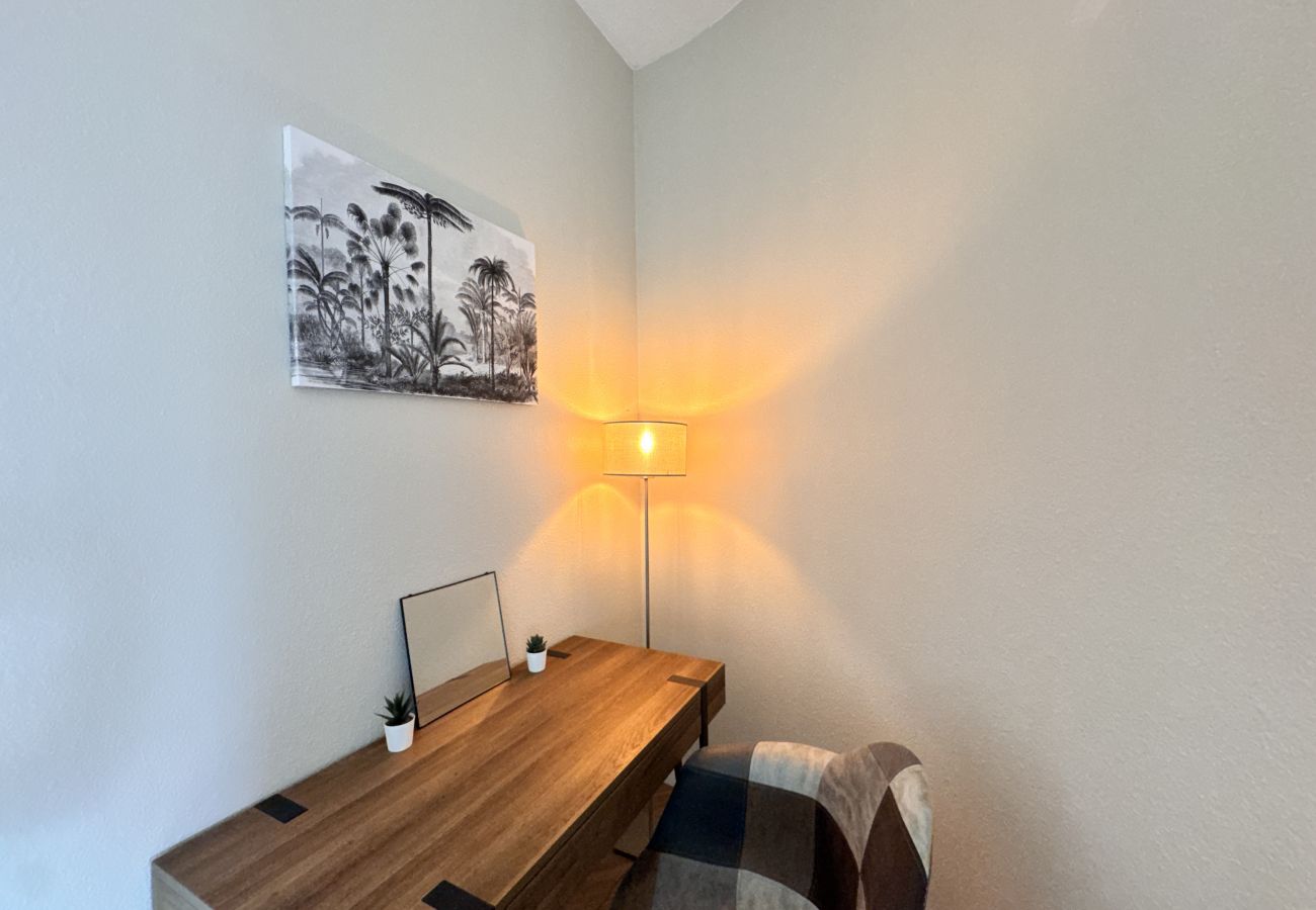 Bureau dans la chambre. 