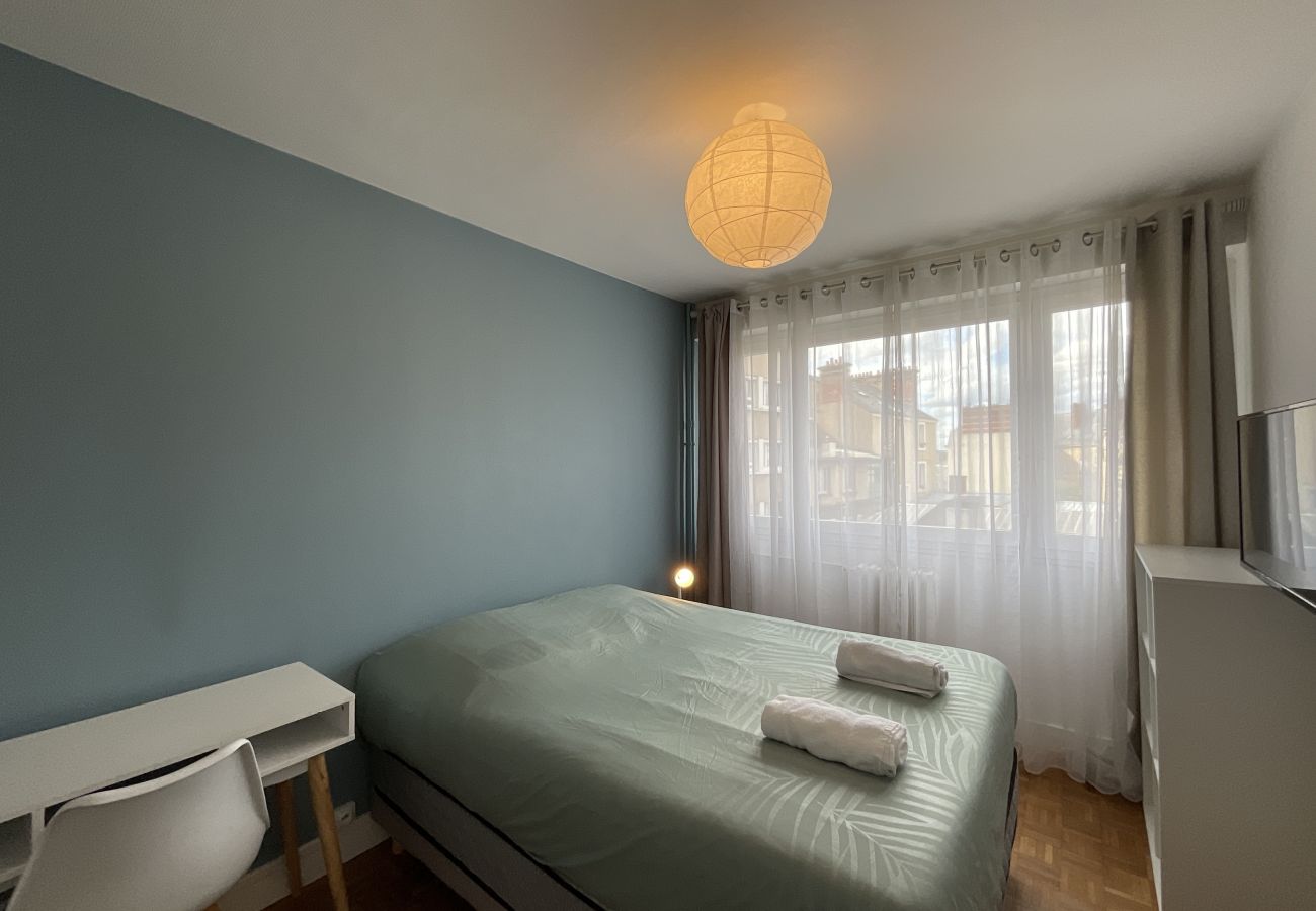 Chambre, lit double, bureau, rangement