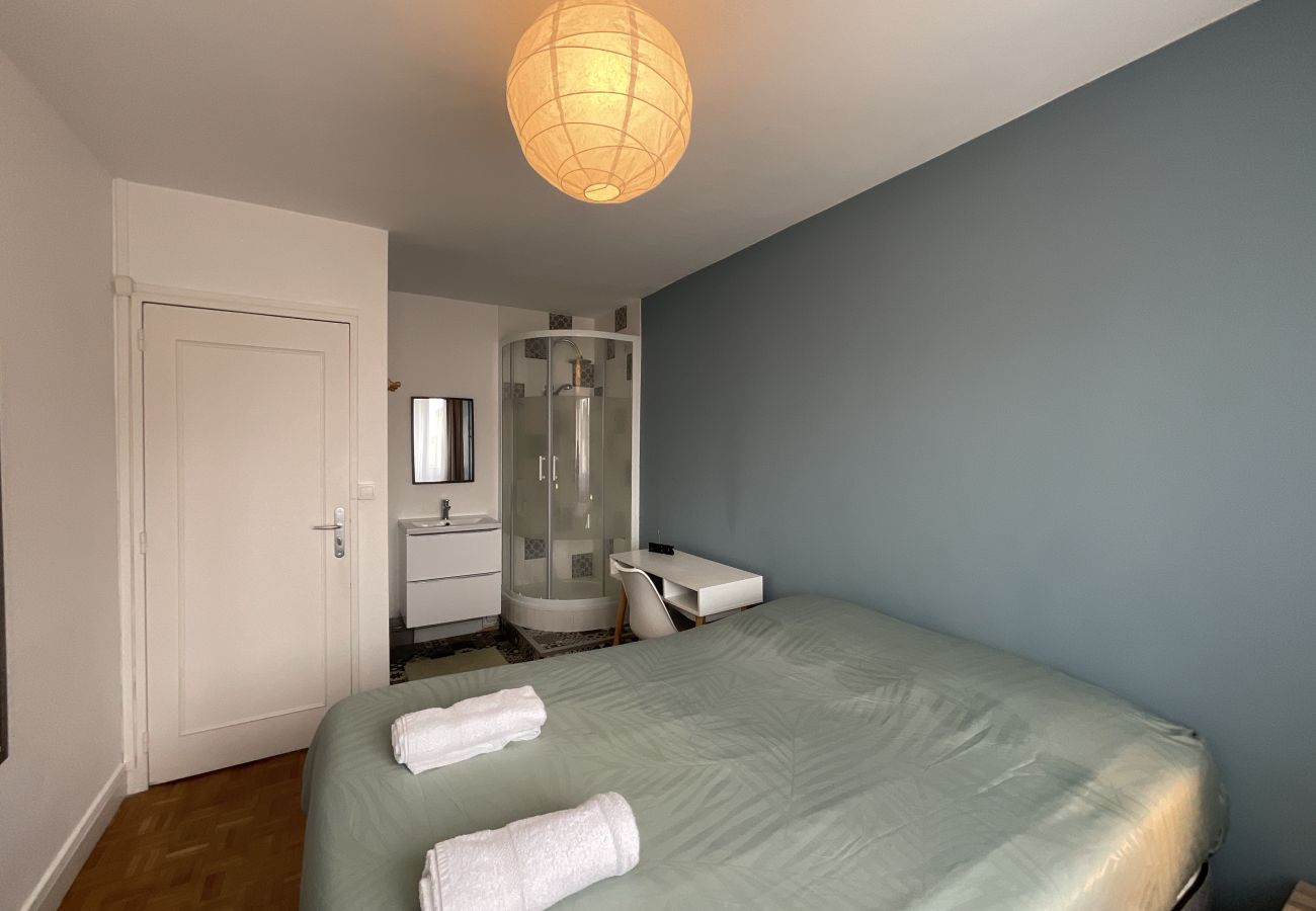 Chambre, lit double, salle d'eau 