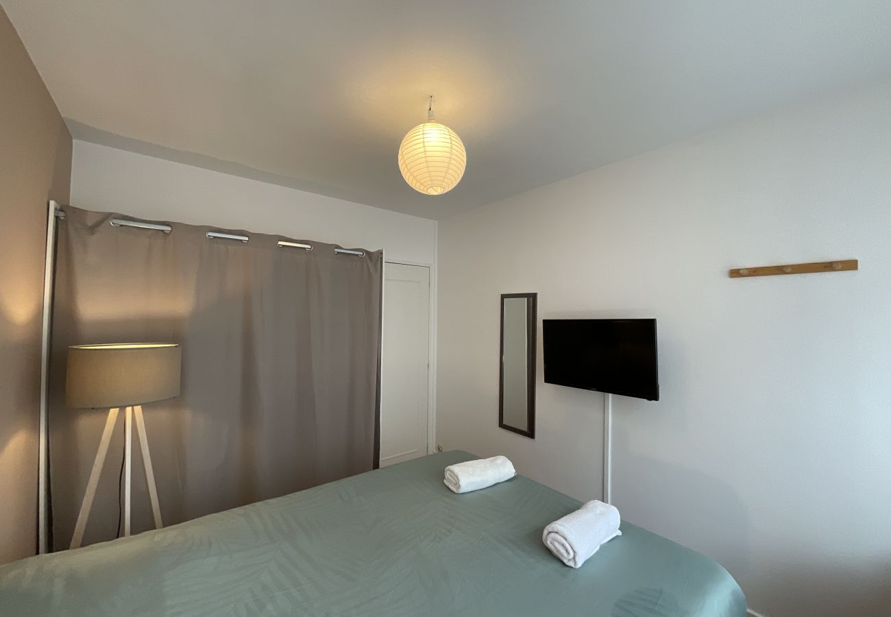Chambre, lit double, bureau, télévision 