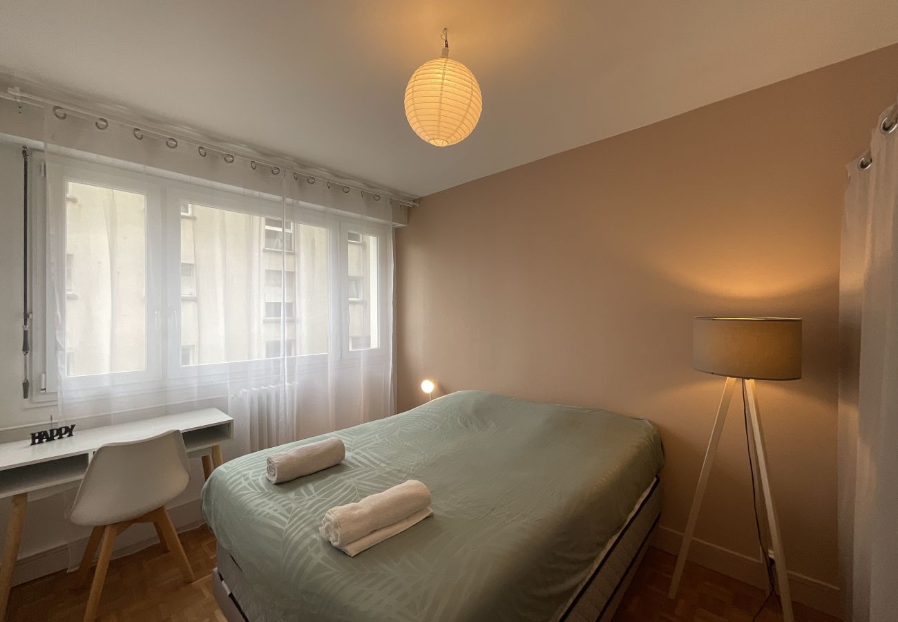 Chambre, lit double, bureau, dressing 