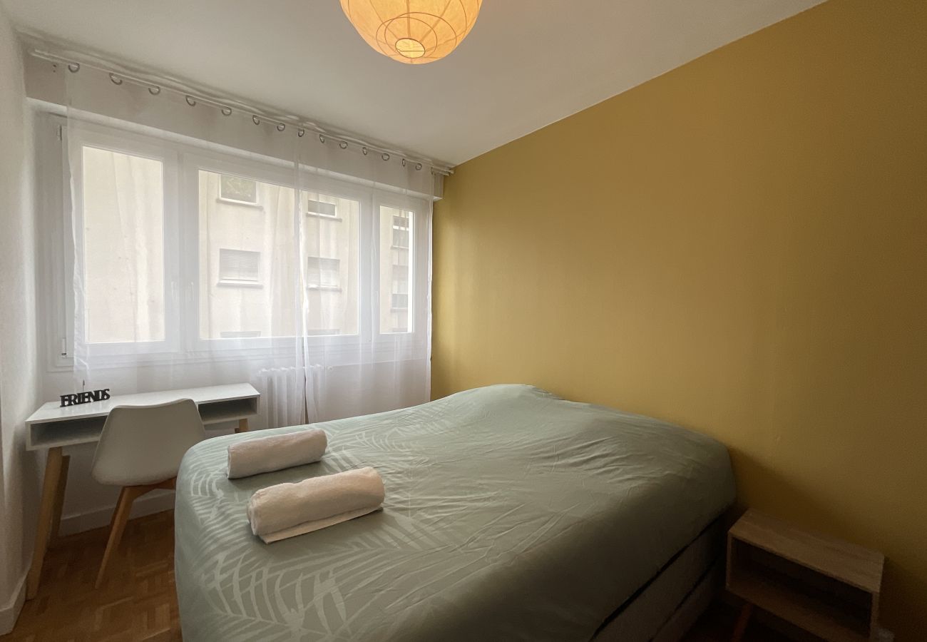 Chambre, lit double, bureau, dressing 