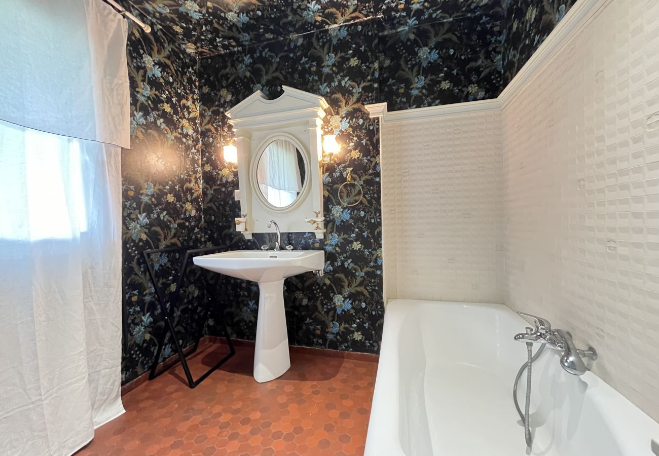 Salle de bain, baignoire, meuble vasque