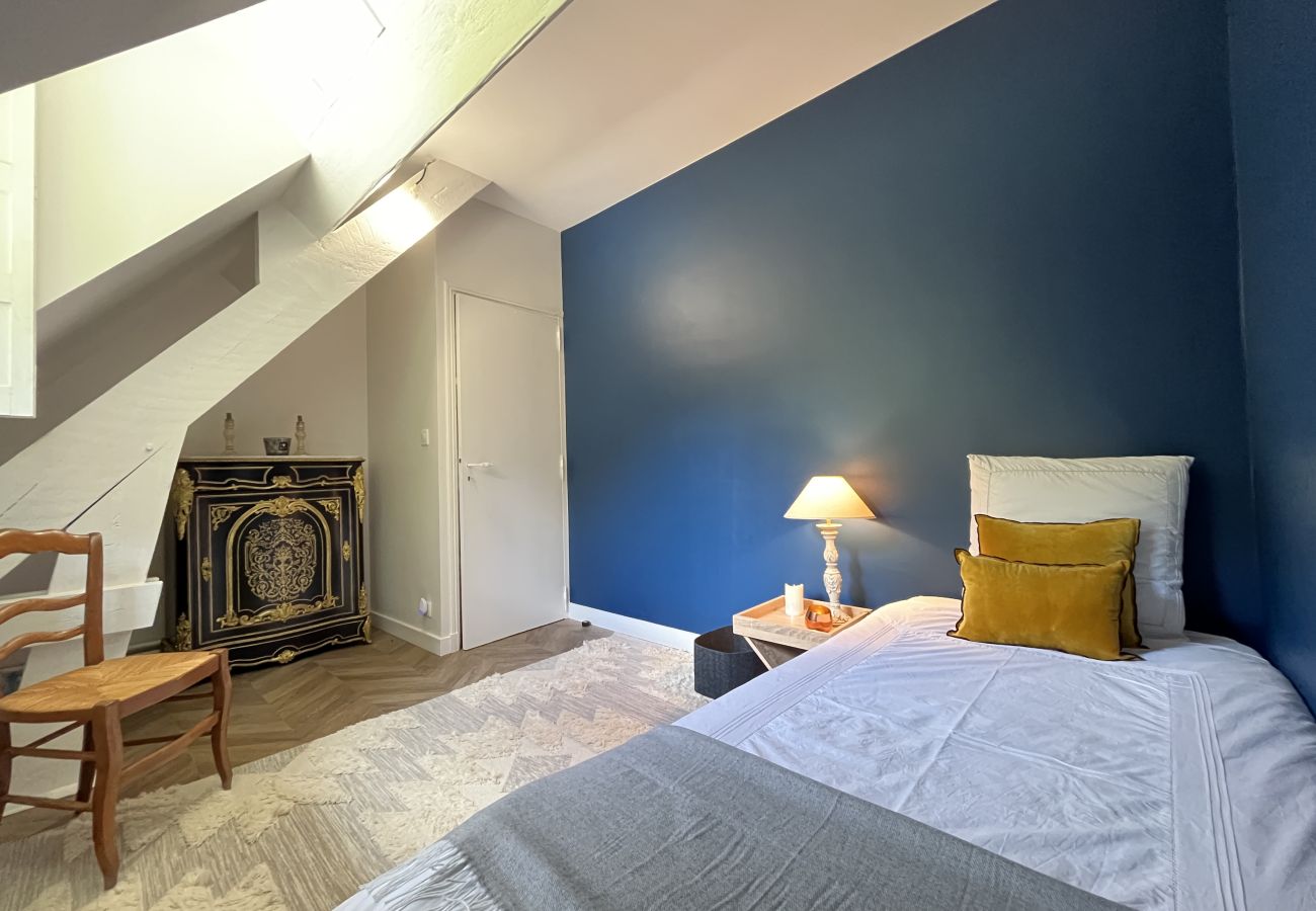Chambre, étage, lit simple