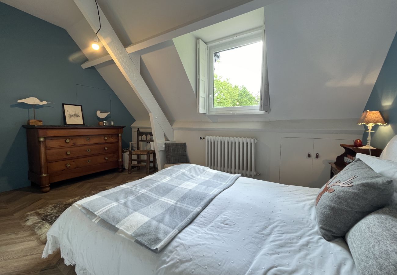 Chambre, lit double, commode