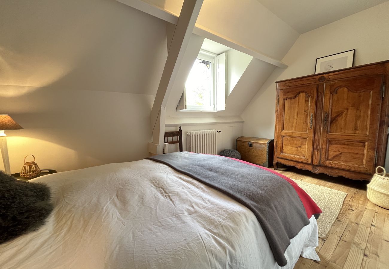 Chambre, armoire, lit 