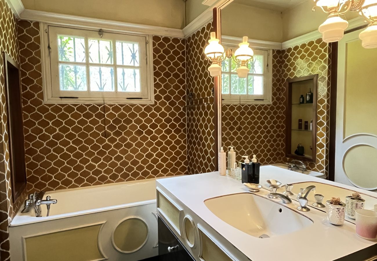 Salle de bain, baignoire, meuble vasque 