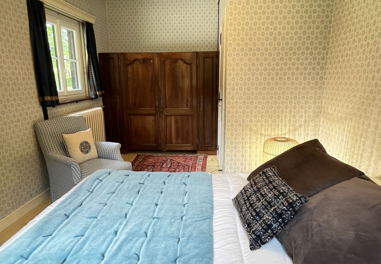 Chambre, lit double, armoire